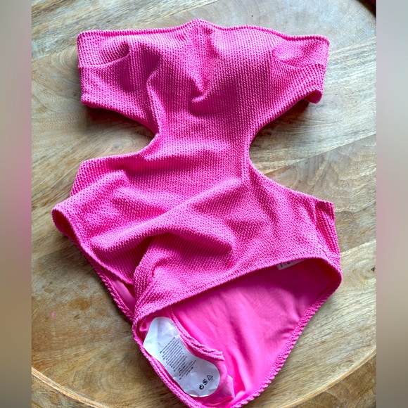 H&M Cut Out One Piece Swimsuit - Picture 3 of 6